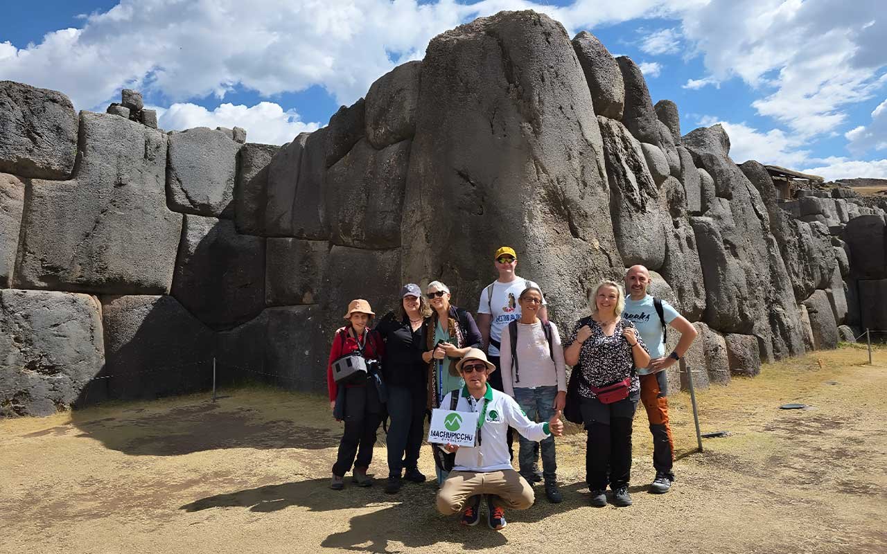 Turistas en Qoricancha City Tour Cusco matinal